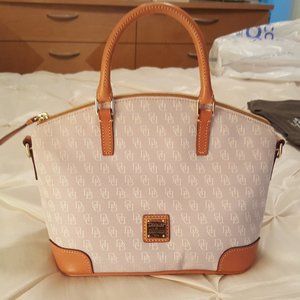 Dooney and Bourke Womans Handbag